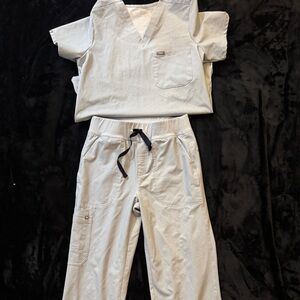 Figs Medium Chambray Catarina top Isabel Bottoms